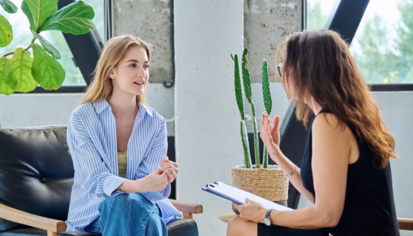 Psychanalyste, psychologue, psychiatre, psychothérapeute : quelle différence et qui contacter à Antibes ?